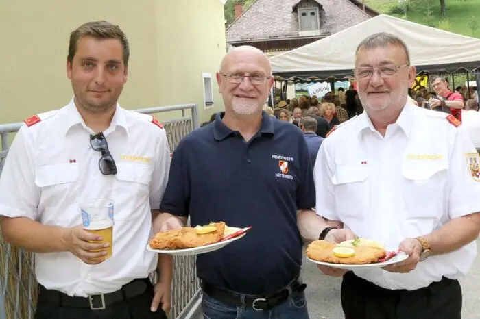 Ortsfeuerwehrkommandant Martin Liftenegger (rechts) konnte im Umschaden-Garten neben Bürgermeister Josef Ofner auch Bezirksfeuerwehrkommandant Friedl Monai, Schmiedemeister Herbert Wieland, Unternehmer Max Wandelnig sowie Tischlermeister Albert Schaffer willkommen heißen.