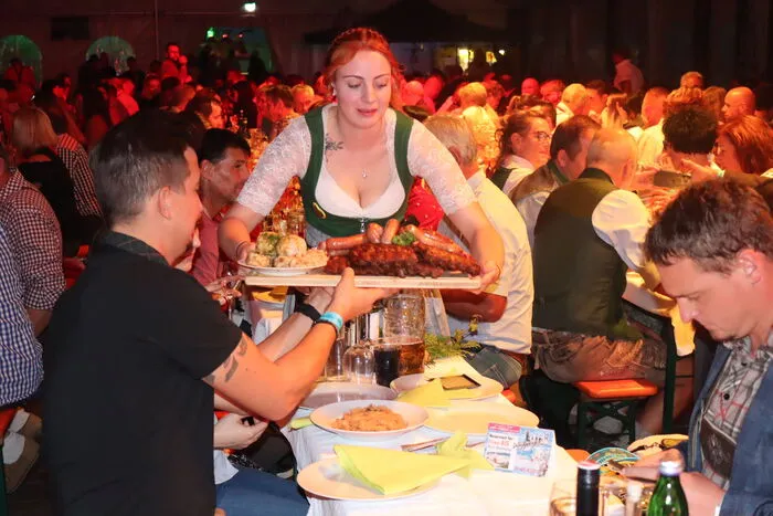 Ein zünftiges Essen als Einstimmung für den gelungenen Abend durfte natürlich auch nicht fehlen.
