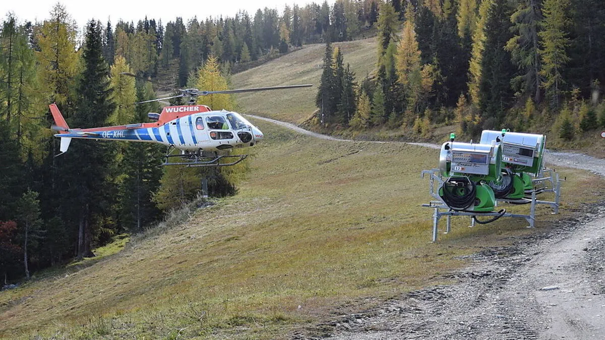 Nicht einmal eine halbe Stunde dauert der Transport der mehreren hundert Kilo schweren Schneekanonen