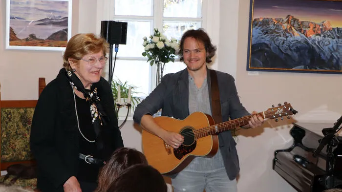 Die Schloß Albeck Kulturveranstalterin Elisabeth Sickl bei Ihrer Bergrüßung von Markus Wutte.
