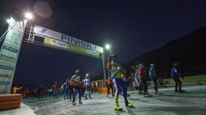 Noch in der Dunkelheit morgens um 7 Uhr starten 1500 Eisläufer am Weißensee zum Volkslauf über 50, 100 oder 200 Kilometer.