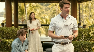 Sam Nivola, Sarah Catherine Hook und Patrick Schwarzenegger am Set von „White Lotus“
