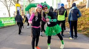 Man kann das Glück auf der Straße suchen - oder selbst als Glücksbringer auf die Straße gehen