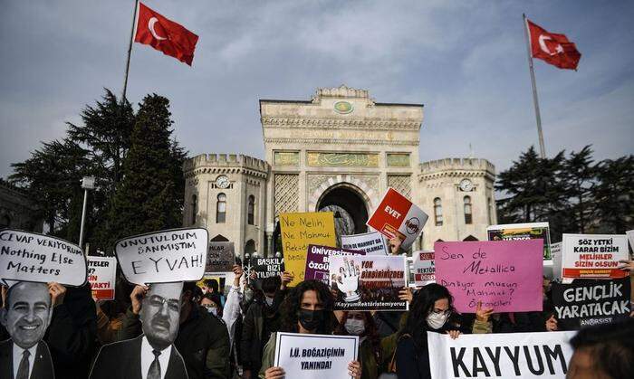 Protest gegen Melih Bulu (ganz links auf dem Plakat)