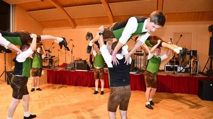 Neben den beiden Schützengarden in der Gemeinde Krakau, Krakaudorf mit Kommandant Otto Siebenhofer, Krakauebene mit Kommandant Martin Siebenhofer, waren auch Abordnungen der Prangschützengarde Ranten mit ihrem Kommandanten Bürgermeister Franz Kleinferchner, die Murauer Bürgergarde mit Obmann Martin Lienhart und die Schützengarde der Pfarrgemeinde St. Peter am Kammersberg mit Major Franz Leitner vertreten. 