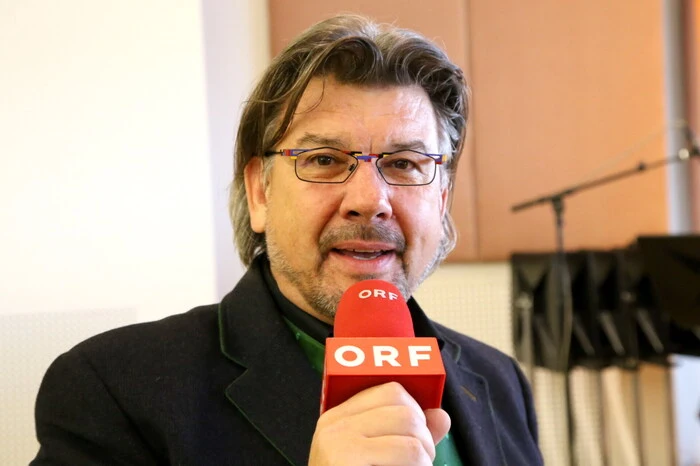 Der gelungene Auftakt erfolgte bereits am Vormittag mit dem Radio Kärnten-Frühschoppen mit Josef Nadrag, bei dem die „Tuben aus Kärnten“, „MaChlast“, der „Löllinger Viergesang“, das „Weißbacher Ensemble der Stadtkapelle Feldkirchen“ sowie das „Kärntner Trommlerkorps“ mitwirkten. 