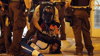 Ein Polizeibeamter verhaftet einen jungen Mann im Zuge der Proteste rund um den Prozess des ehemaligen Polizisten Jason Stockley.
