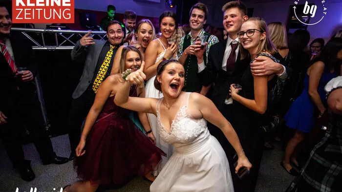 „Endlich Reif - Ein guter Jahrgang, elegant im Abgang“: Am Samstag (10. November) reifte im VAZ eine rauschende Ballnacht heran. Vinzer waren die Maturantinnen und Maturanten der HLW Krieglach.
