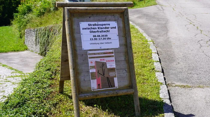 Bei der Kirche in Berg startet der Themenweg in westlicher Richtung, an dem man das Ergebnis des Projektes von Werner Pirker erwandern kann. 