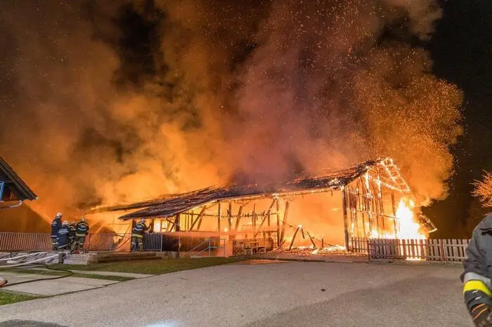 Aufgrund der Ausbreitung des Brandes löste der Einsatzleiter der Feuerwehr die höchste Alarmstufe aus. 