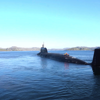 Ein russisches Atom-U-Boot verlässt im Rahmen des Zapad-Manövers seinen Heimathafen