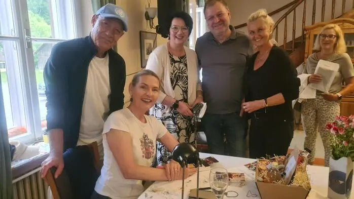 Gruselstimmung im Rahmen des Fine-Crime-Festivals an einem geschichtsträchtigen Ort: Im Buchhaus in Geistthal, in dem einst sogar Hexenprozesse stattgefunden hatten, las Autorin Claudia Rossbacher aus ihrem jüngsten Roman „Steirerzwist“ mit ihren Mordermittlern Sascha Bergmann und Sandra Mohr, die auch in den bekannten Landkrimis von Regisseur Wolfgang Murnberger über die Leinwand flimmern. 