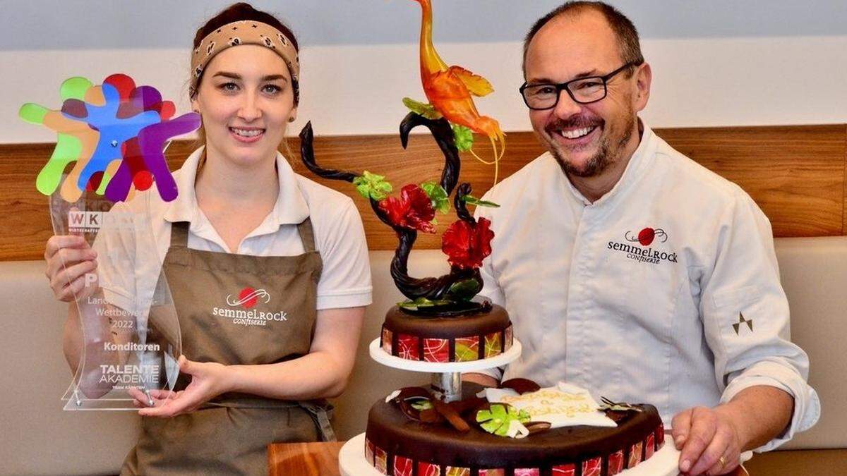 Jessica Pfalz mit Trophäe, Schaustück und Lehrherrn Erich Semmelrock