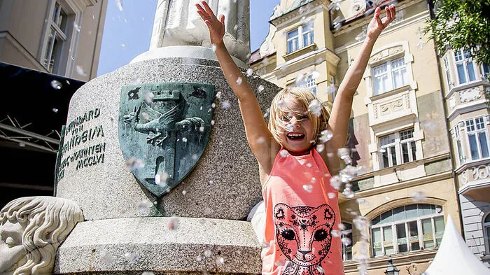 Einen Brunnen „füttern“: In der Altstadt sprudelt es nur so. Wer in jeden der Brunnen eine Münze werfen will, muss viel Kleingeld eingesteckt haben. Der Spanheimerbrunnen (Foto) erinnert an die historischen Stadtgründer, der jüngste im Landhauspark wurde von der weltberühmten Kärntner Künstlerin Kiki Kogelnik (1935-1997) entworfen.