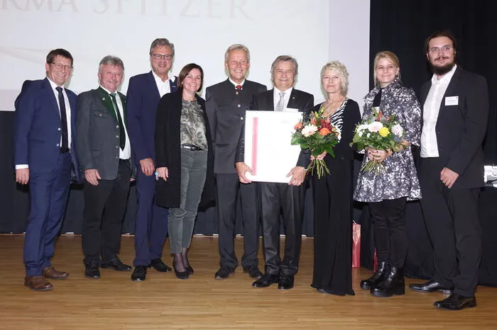 Bürgermeister Bernhard Spitzer, LAbg. Hubert Lang, Karl-Heinz Dernoscheg (WKO-Direktor Steiermark), Petra Brandweiner-Schrott (WKO-Bezirksobmann Stv.), NRAbg. Reinhold Lopatka, Firmenchef Herbert Spitzer, Ehefrau Maria Spitzer, Tochter Simone Spitzer mit Ehemann Alexander Koch.