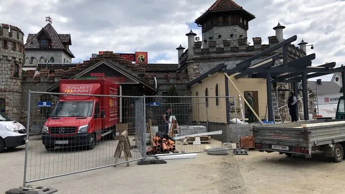 Emsiges Treiben aktuell rund um die Burg Spielberg.