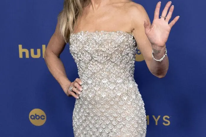 Sie kam als Letzte und überstrahlte alle: Hollywood-Liebling Jennifer Aniston (55, „The Morning Show“).  Aniston erschien in einem trägerlosen Perlenkleid der Kultmarke Oscar de la Renta. 