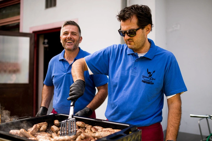Auch für das leibliche Wohl wurde mit Schnitzel, Backhendl und einem kühlen Bier gesorgt, natürlich von den Kameraden und Freunden der Feuerwehr selbst gekocht und ausgeschenkt.
