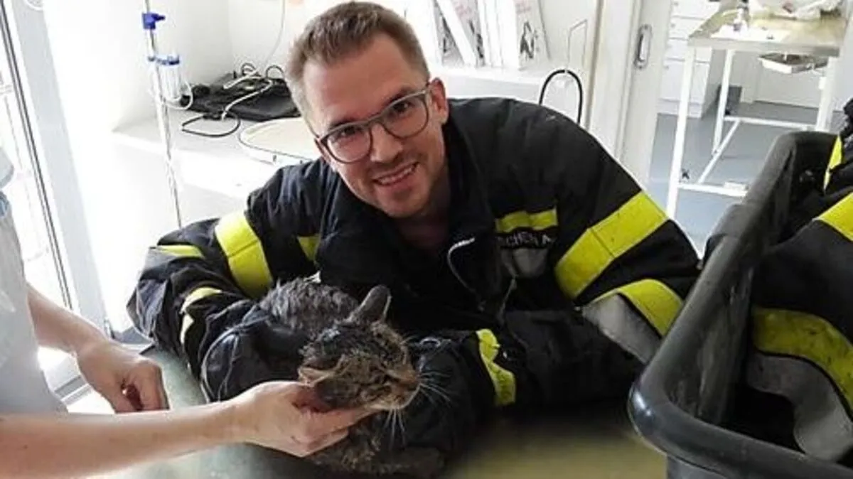 Pfarrer Andreas Monschein hat den Kater aus dem Kraftwerksrechen befreit