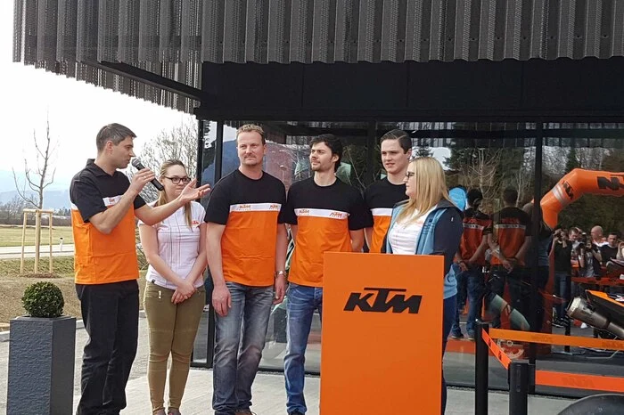 Geführt wird das Geschäft von Enduro-Staatsmeister Bernhard Walzer (im Bild links mit seinem Team).
