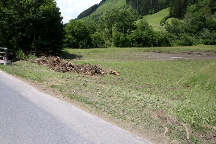 ...überschwemmte die Landesstraße (L62)... 