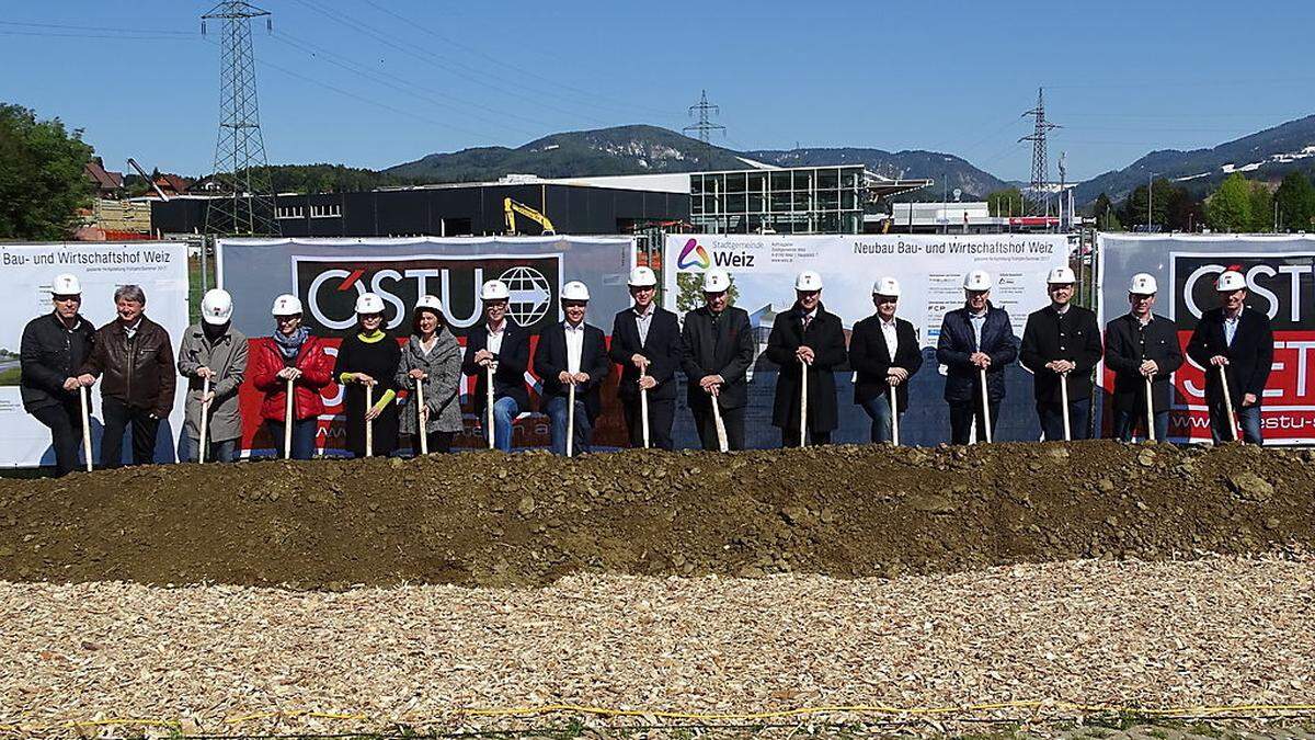 Zahlreiche Spaten wurden für den Neubau des Bau- und Wirtschaftshofes gestochen