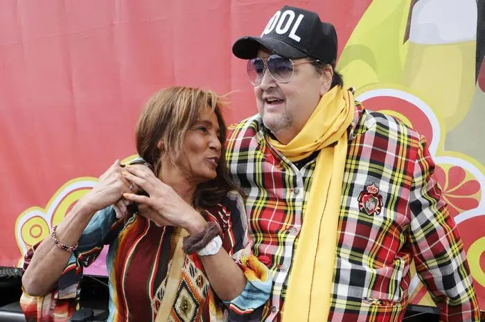Nadja Abd el Farrag und Andreas Ellermann beim 26. Schlagermove 2024 auf dem Heiligengeistfeld in Hamburg