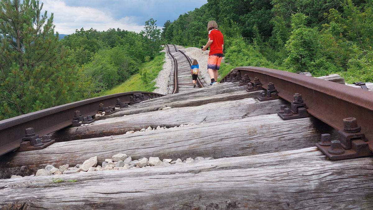 Einer der &quot;Lost Places&quot; in Kroatien: Eine ehemalige Eisenbahnlinie, heute bekannt als &quot;Drunken Railroad&quot; – zu Deutsch: &quot;Betrunkene Eisenbahn&quot; 