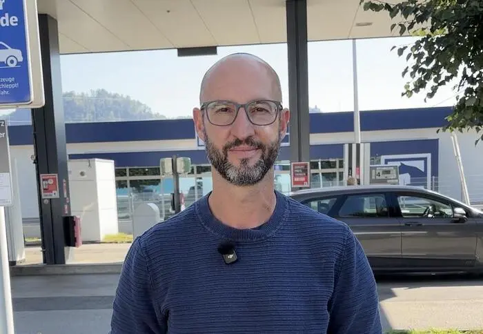 Christian Krassnitzer tankt vormittags und prüft die Preise bei Auslandsfahrten vorher