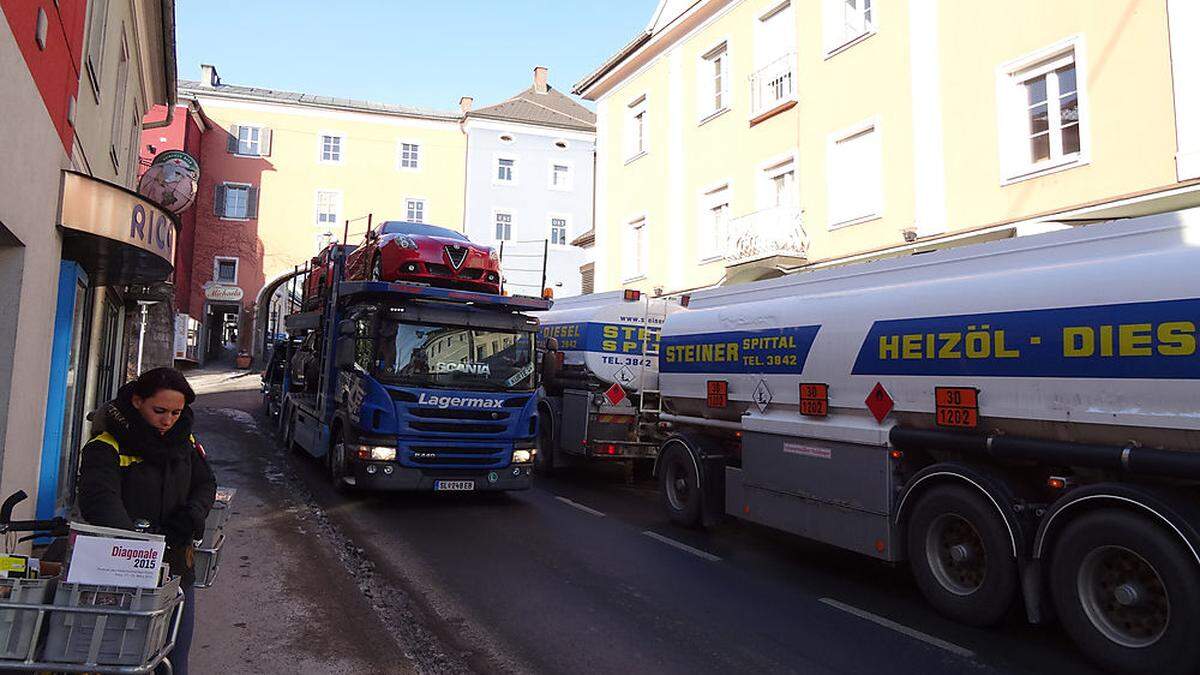 Gehören diese Bilder bald der Vergangenheit an? Stadt Spittal fordert Lkw-Fahrverbot auf dem Hauptplatz, Antrag wird geprüft