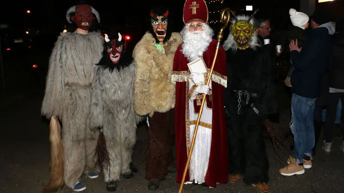 Nach einigen Jahren Pause veranstaltete die Feuerwehr Rothenthurm 2016 wieder einen Auftritt von Nikolaus und Krampus vor dem Rüsthaus.