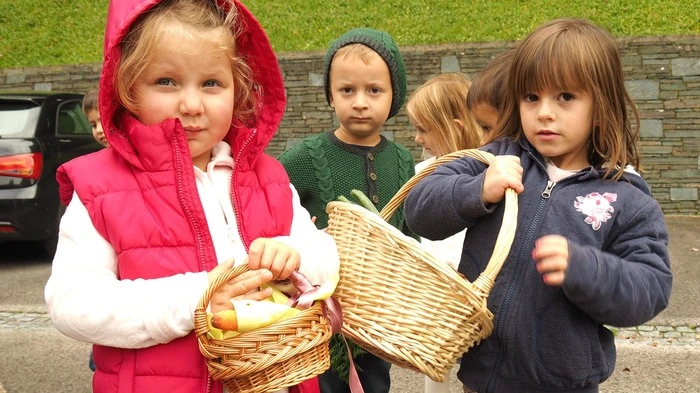 In der Kirche in Sekirn herrschte Freitag am Nachmittag Hochbetrieb. Kinder der Volksschule und des Kindergartens der Gemeinde Maria Wörth sangen zum Erntedank. Pfarrer Lucijan Ferenčić segnete die Erntekörbe nach der Heiligen Messe. Danach gab es Kaffee und Kuchen.