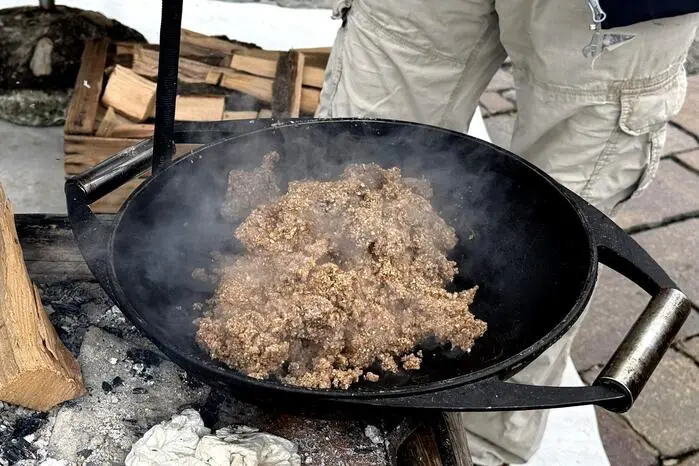 Für besondere Gaumenfreuden sorgten zahlreiche Delikatessen, darunter herzhafte Schmankerln wie Sterz, Fleischspezialitäten, vegane Gerichte und feine Mehlspeisen.