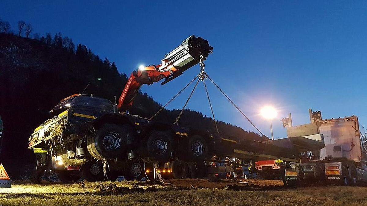 Seit Stunden wird an der Bergung der Fahrzeuge und der Reinigung des Unfallortes gearbeitet