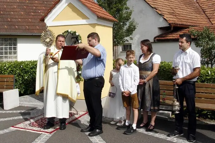 Bürgermeister Franz Jost und Ortsvorsteher Dieter Siegl marschierten an der Spitze, weiters Abordnungen des Kameradschaftsbundes und der Feuerwehr.