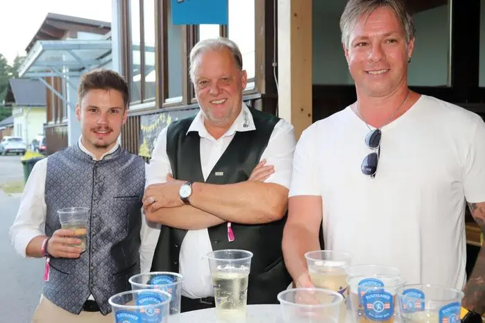 Simon Niederbichler und Bürgermeister Martin Treffer wurden beim  50. Vereinsjubiläum  gesehen.