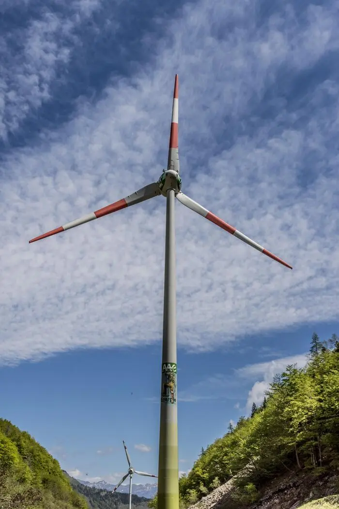 Die beiden Windräder (das zweite im Hintergrund) am Plöckenpass