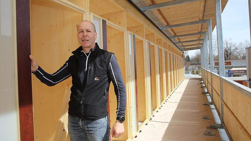 Bäder-Chef Gerald Knes zeigt den neuen Kabinentrakt im Süden des Strandbads Klagenfurt