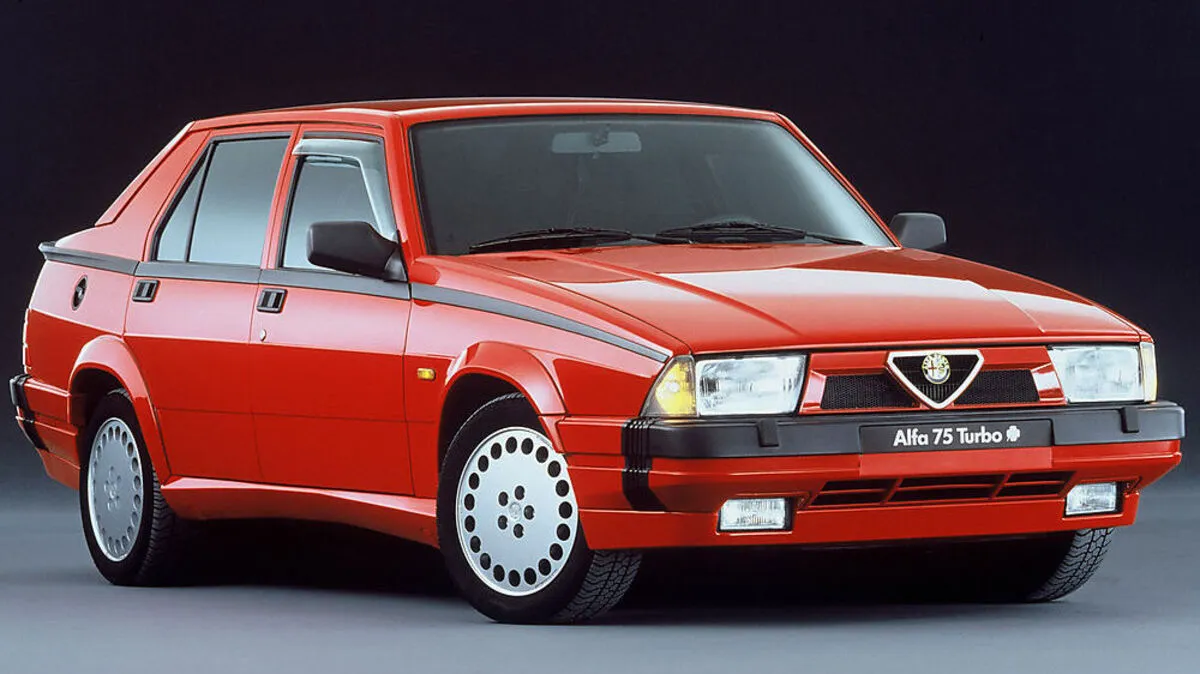Markanter Knick: Die Kunststoffleiste wurde zum Markenzeichen des Alfa 75
