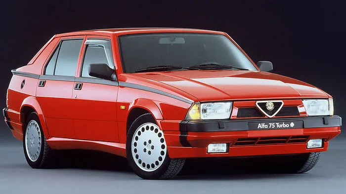 Markanter Knick: Die Kunststoffleiste wurde zum Markenzeichen des Alfa 75