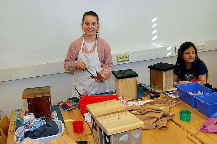 In der Volksschule mit Leiterin Carina Rueß und im Kindergarten (Leiterin Eva Maria Krienzer) konnten die zerlegten Kästen von den Kindern dann unter sachlicher Anleitung montiert und bunt bemalt werden. „Die Seite der Fluglöcher darf keinesfalls bemalt werden“, erklärt Franz Pehsl, der auch dafür gesorgt hatte, dass rund um die Fluglöcher ein Blech genagelt wurde, damit der Specht das Loch nicht weiter aufhackt.