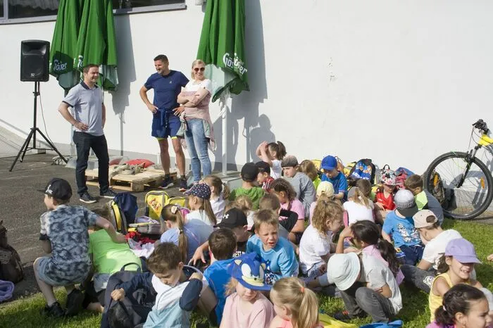 Jeder am Lauf teilnehmende Schüler suchte sich Spender, meist Eltern, Großeltern, Verwandte, die ihnen pro Runde eine bestimmte Summe an Spenden garantierten. Für jede gelaufene Runde bekamen die Kinder an den Checkpoints von ihren Lehrerinnen ein Gummiringerl ums Handgelenk, um ihren Fortschritt festzuhalten.  