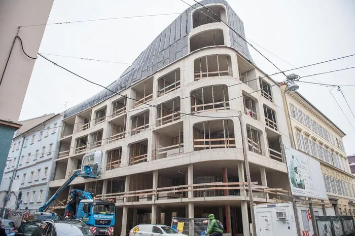 Die spektakuläre Außenhaut des Gebäudes wurde von Stararchitektin Zaha Hadid geplant, am Dienstag wurde das erste Fenster eingebaut