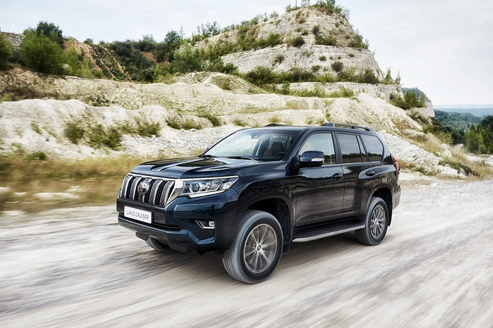 Boxenstopp für den Toyota Land Cruiser: In der Länge hat das Geländeurgestein um 60 auf nun 4840 Millimeter zugelegt, der Dreitürer ist 4565 Millimeter lang. Die Frontpartie wurde mit neuen Details wie Motorhaube, Kühlergrill, Scheinwerfern, Stoßfänger und Kotflügel aufgefrischt.