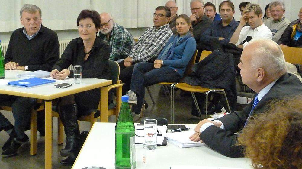 Peter Merlini von der BBR (links) und ÖVP- Mandatar Christian Frühwirth (re.)   lieferten einander heftige Wortgefechte vor Publikum