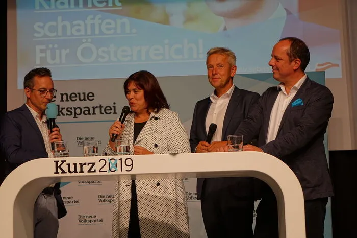 Besonders stark umjubelt wurde Christoph Stark (rechts), der Gleisdorfer Bürgermeister und Nationalrats-Kandidat für den Bezirk Weiz, als er die Bühne betrat. Links neben ihm die weiteren Kandidaten aus dem Wahlkreis, Reinhold Lopatka und Agnes Totter.