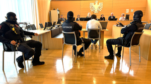 Drei Justizwachebeamte mit Sturmhauben ließen den Angeklagten keine Minute aus den Augen