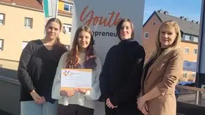 Die Siegerinnen Sophie Slabschi, Paula Mang und Amelie Krainer mit Betreuungslehrerin Ursula Lube