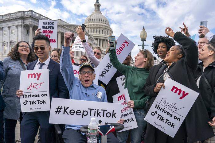 Auch in den USA hat TikTok viele Fans, so wie diese Demonstranten: Sie wollen die App behalten