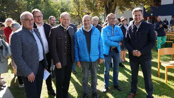 Die Ehrengäste bei den Feierlichkeiten des fertiggestellten Hochwasserschutzes in Möllbrücke.